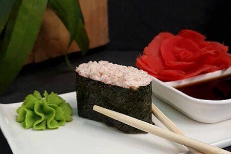 Гункан со снежным крабом