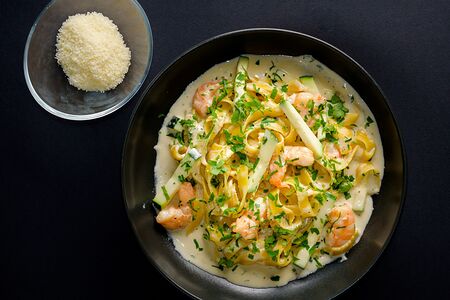 Тигровые креветки с цукини в сливочном соусе