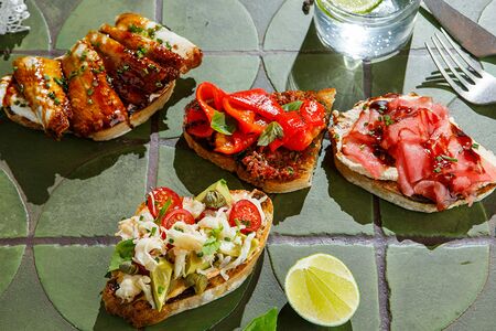 Брускетта с угрем и страчателлой