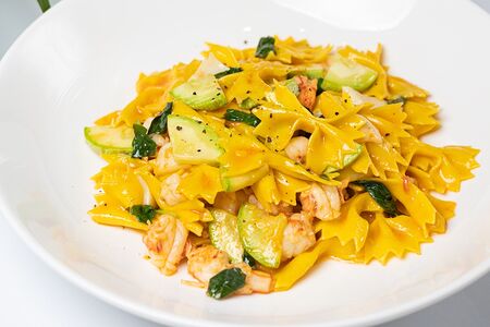 Фарфалле с креветками, кальмаром и кабачками