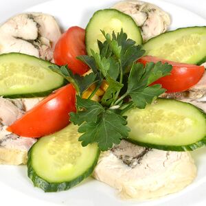 Рулет куриный отварной