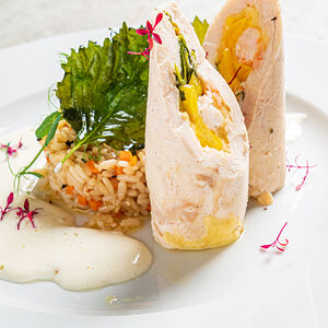 Ролл из курицы с сыром и креветками