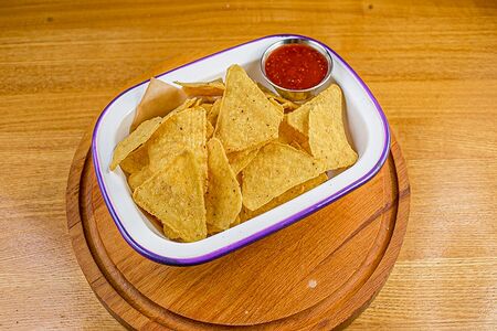 Чипсы начос с соусом