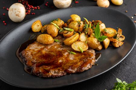 Отбивная из говядины с грибами и картофелем