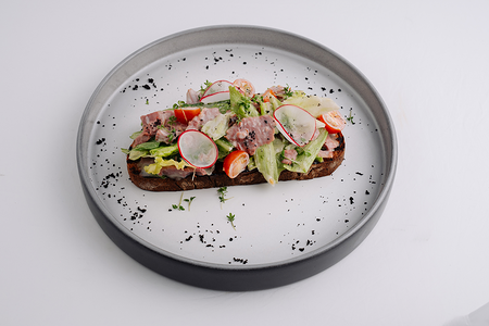 Брускетта с ростбифом