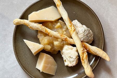 Фермерские сыры с домашними гриссини и яблочным чатни
