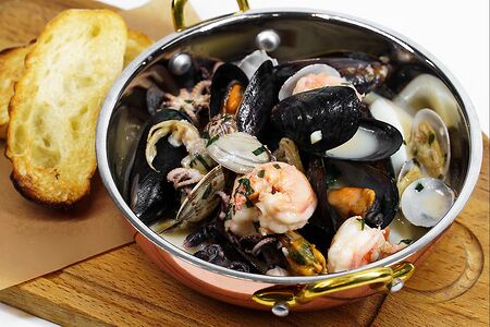 Плато из морепродуктов в сковородке