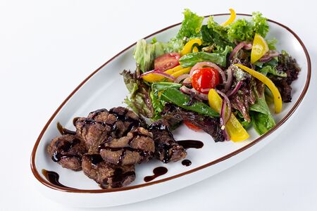 Салат с теплой куриной печенью