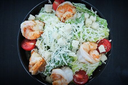 Салат Цезарь с креветками