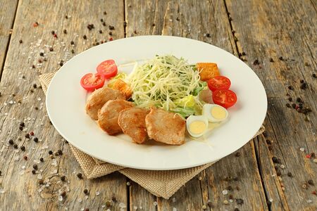 Салат Цезарь с курицей