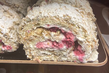 Фисташковый рулет с малиной