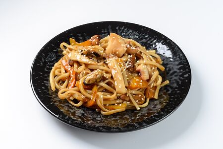 Вок с морепродуктами и мидиями