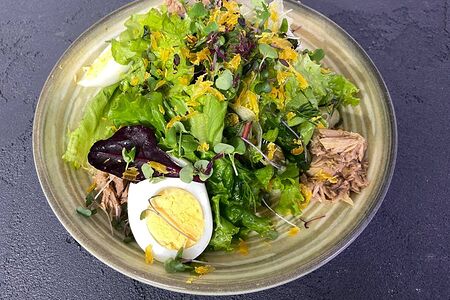 Салат с тунцом и отварным яйцом