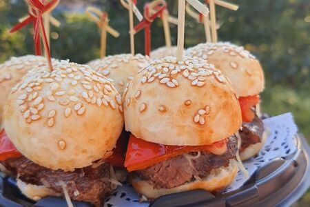 Бургер мини с телятиной и перчиком гриль