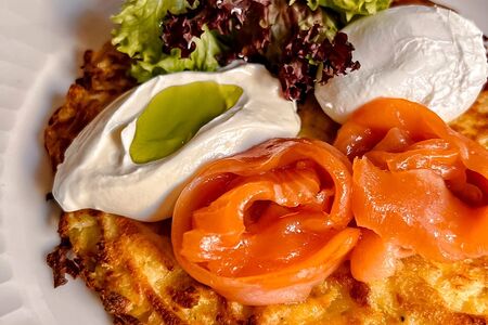 Картофельный драник с лососем