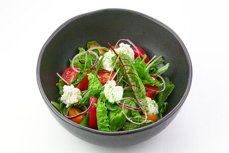 Салат с фермерской зеленью и сыром рикотта