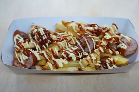 Картофель фри с колбасками