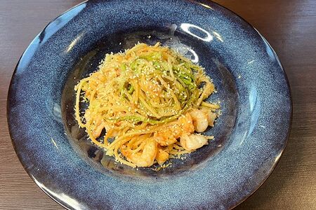 Креветки со спагетти и кабачком