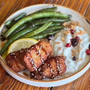 Рыба белая в сухарях со стручковой фасолью и соусом тартар