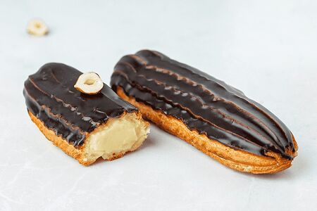 Эклеры с заварным кремом и шоколадной глазурью