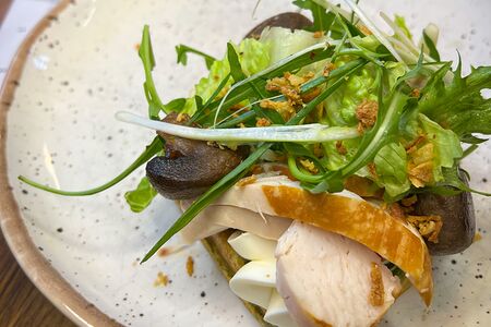 Картофельная вафля со шпинатом, грибами и двумя видами куриного филе