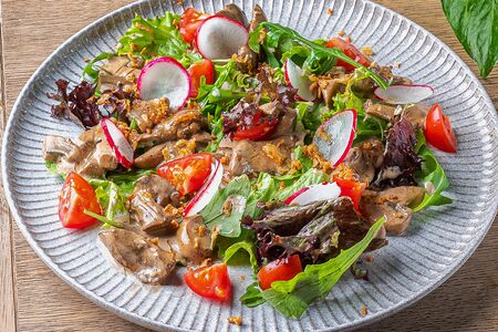Салат с куриной печенью и шампиньонами в сливочном соусе