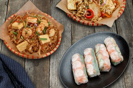 Набор: вок с креветками, вок с курицей, фреш-ролл (4 шт.)