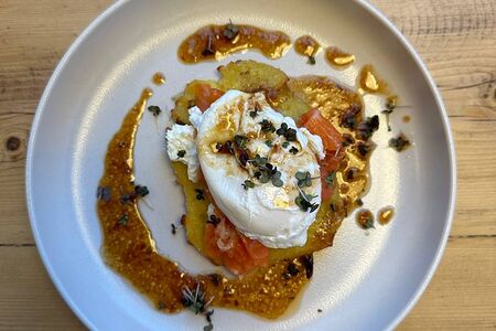 Драник с форелью и яйцом пашот