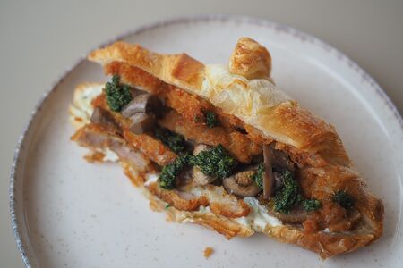 Круассан с курицей