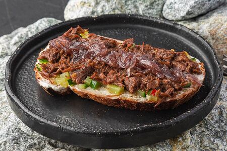 Брускетта Рваное мясо и карамельный лук
