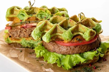 Шпинатные сэндвич вафли с растительным мясом