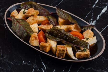 Жареный халуми с помидорами и баклажанами