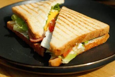 Сэндвич с яйцом и беконом