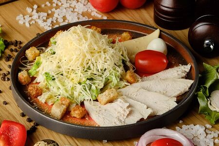 Салат Цезарь с курицей халяль