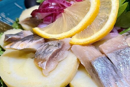 Селедочка деликатесная с отварным картофелем