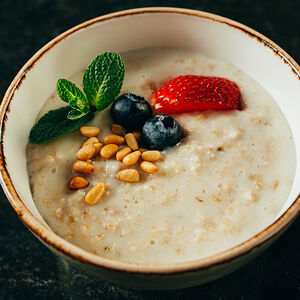 Каша овсяная на молоке или воде с орехами и свежими ягодами