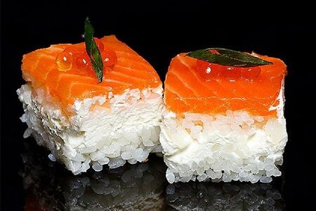 Оши с лососем и красной икрой