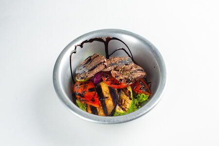 Салат гриль с говядиной 