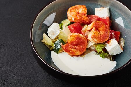 Салат с тигровыми креветками и фетой