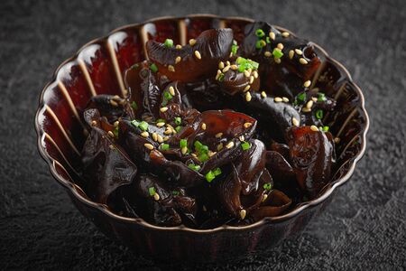 Хрустящие древесные грибы