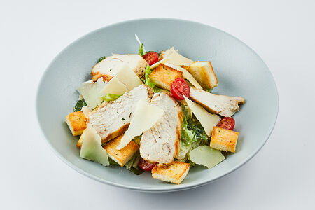 Салат Цезарь с курицей