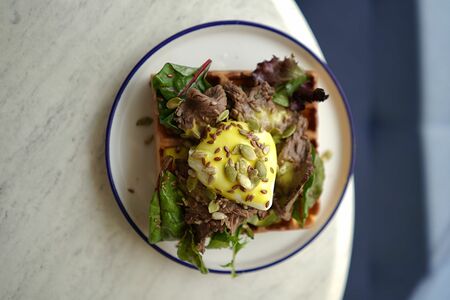 Венская вафля с ростбифом и соусом голландез