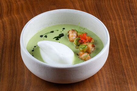 Крем-суп из кабачков с креветками и хрустящей цветной капустой