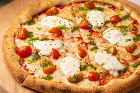 Песто с томатами и сыром страчателла