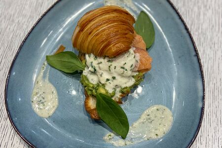 Круассан с семгой, яйцом пашот, гуакамоле и соусом из голубого сыра