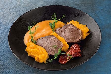 Говядина тушёная с картофельно-морковным пюре и овощным соусом