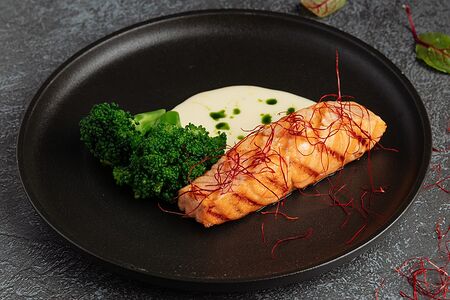 Филе норвежского лосося с брокколи