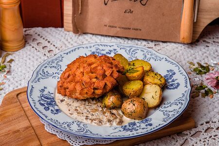 Пожарская котлета с грибным соусом