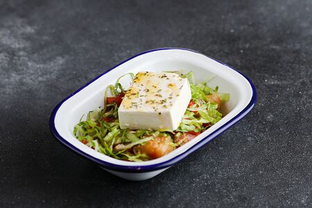 Салат с печеными баклажанами, фетой и томатами