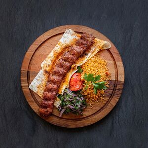 Мини-урфа-кебаб из курицы с гарниром